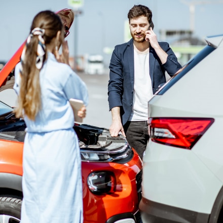 Unfallopfer telefoniert mit dem Schadenservice von SE-Carmanagement